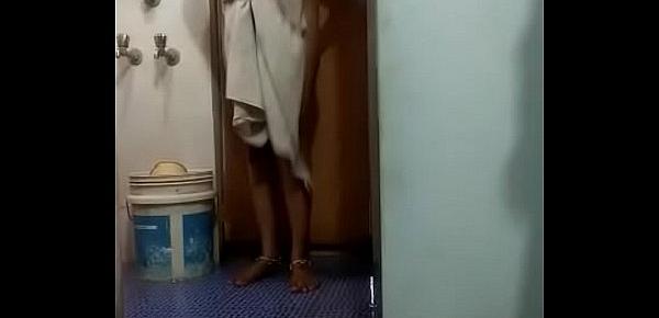  Desi College Girl naked hot bathing video recorded by her friend